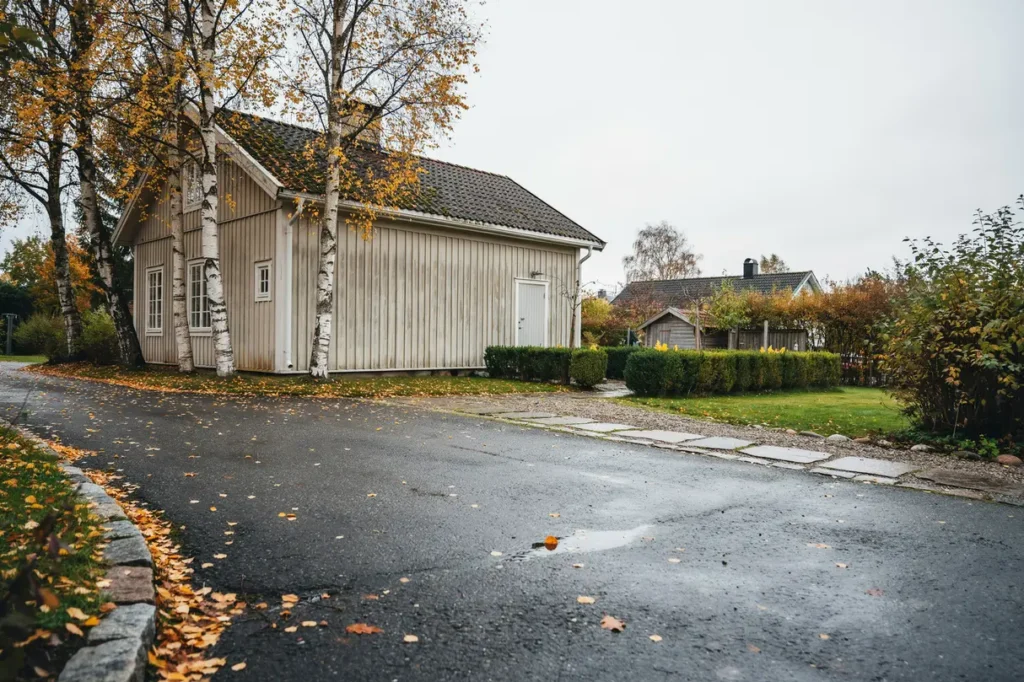 oktober p tomten dags att s kra g ngar och uppfart inf r l v regn och f rsta halkan